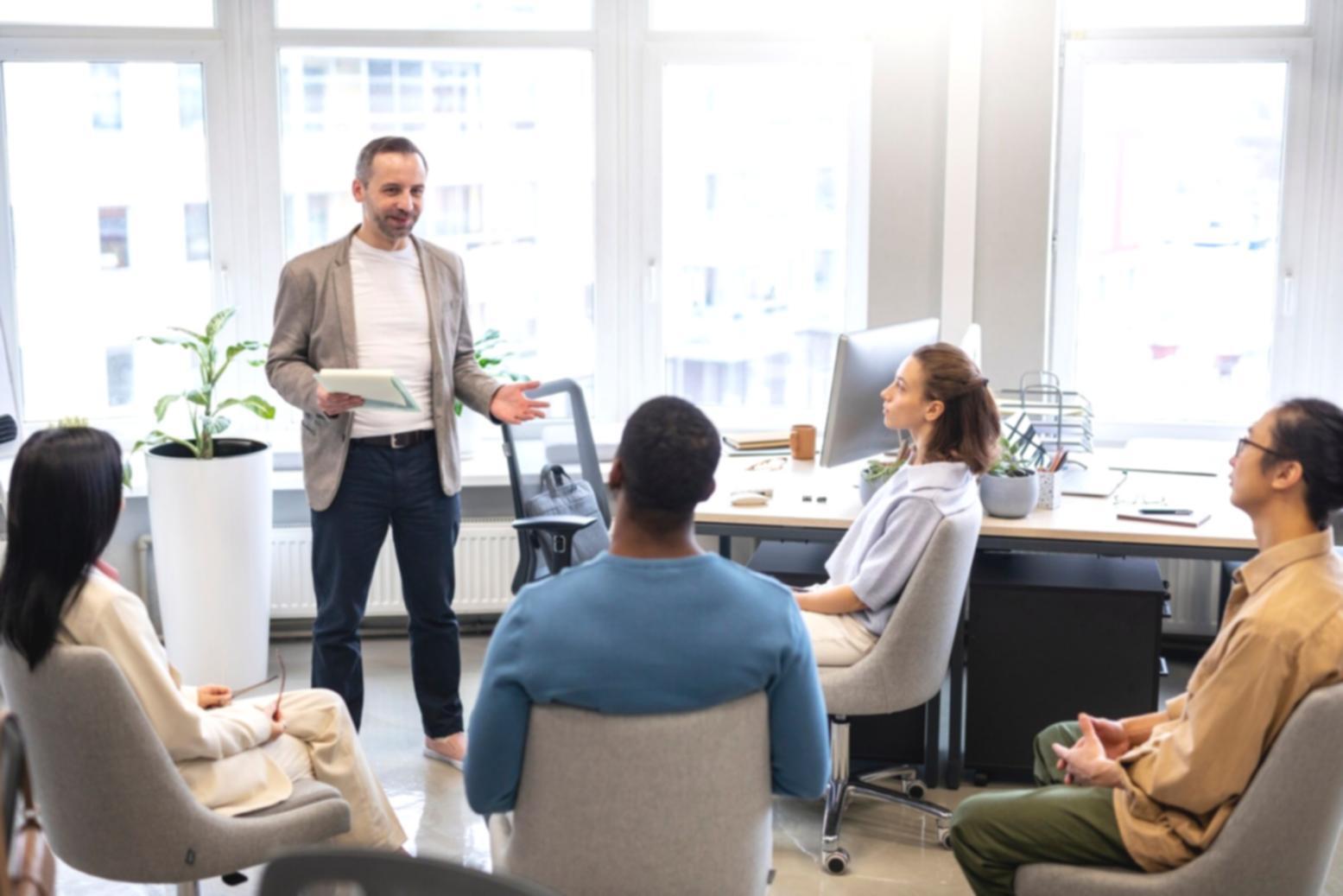 Personne travaillant sur un budget personnel avec documents financiers